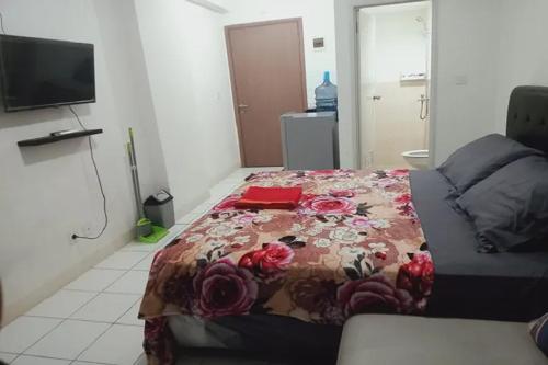 Televisyen dan/atau pusat hiburan di Velito at Podomoro Golf View Apartment
