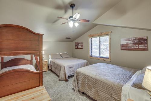 Ένα ή περισσότερα κρεβάτια σε δωμάτιο στο Lead Home with Pool Access 3 Mi to Terry Peak Mtn!