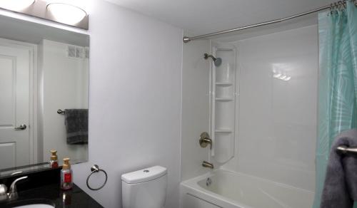 y baño con ducha, aseo y lavamanos. en Cambridge 2 BR king gym Near Uni RUH City H en Saskatoon