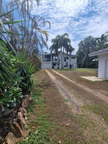 Taman di luar Salt on South - Beachfront Bliss