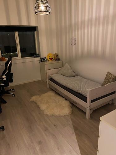 1 dormitorio con cama, ventana y alfombra en Musholmvej, en Tåstrup