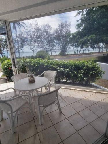 Balkoni atau teres di Salt on South - Beachfront Bliss