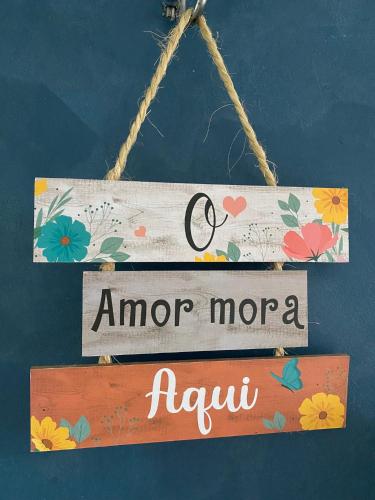 a sign that says amore more aazu at Apto Praia da Taíba Vista Mar in Taíba