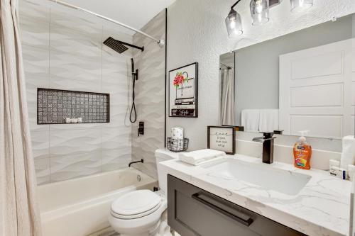 鳳凰城的住宿－Serenity on Sharon，白色的浴室设有水槽、卫生间和浴缸。