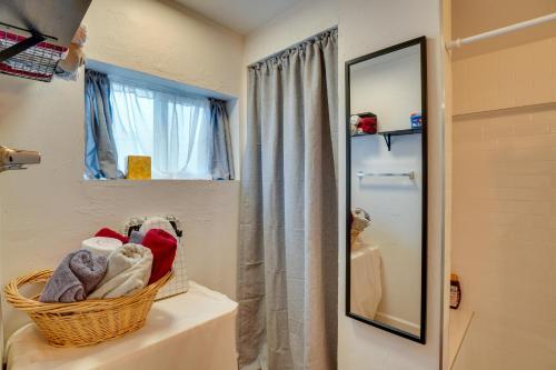 uma casa de banho com um cesto de roupas e um espelho em Tucson Studio about 2 Mi to University of Arizona! em Tucson