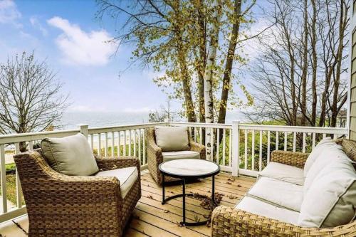 Balkón nebo terasa v ubytování Newly Available Lakefront Retreat; Private Beach Access