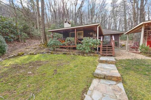 Jardín al aire libre en Rustic Mountain Cabin on River with Fireplace