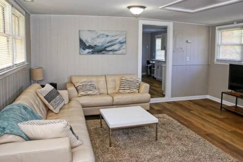 sala de estar con sofá y mesa en Lake Norman Getaway with 4 Beds, 
