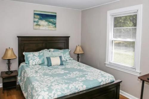 1 dormitorio con 1 cama y 2 ventanas en Lake Norman Getaway with 4 Beds, 