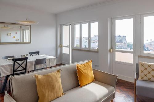 uma sala de estar com um sofá e uma mesa em Casa do Largo-vista sobre Lisboa em Lisboa