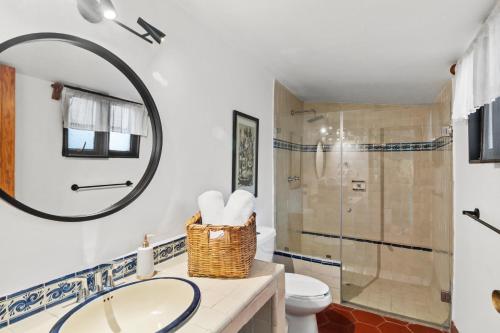 een badkamer met een wastafel, een toilet en een spiegel bij Amplia y tranquila casa campestre a 5 min de Antea in Santa Rosa de Jáuregui