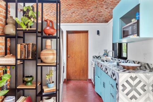 a kitchen with blue cabinets and a wooden door at Amplia y tranquila casa campestre a 5 min de Antea in Santa Rosa de Jáuregui
