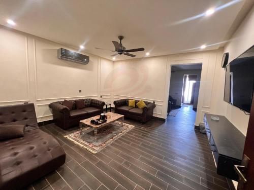 Posezení v ubytování Elegant Executive Suite