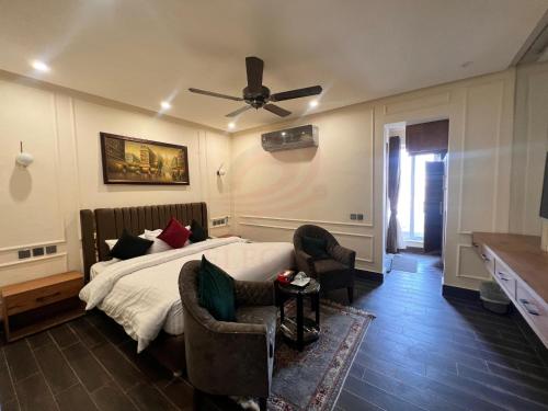 Postel nebo postele na pokoji v ubytování Elegant Executive Suite
