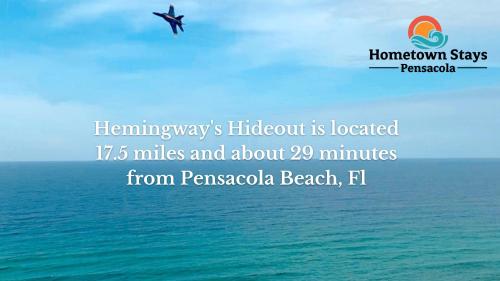 un pájaro volando en el cielo sobre el océano en Hemingway's Hideout, en Pensacola