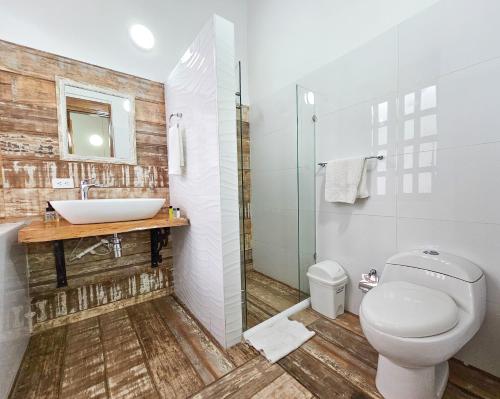 A bathroom at La Mercedes Boutique Hostal By MH