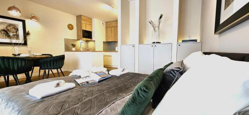 Un dormitorio con una cama y una mesa y sillas. en VIP Apartamenty Zakopianskie, en Zakopane