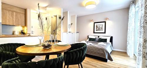 Habitación con mesa, cama y dormitorio. en VIP Apartamenty Zakopianskie, en Zakopane