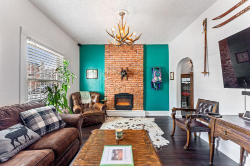 uma sala de estar com um sofá e uma lareira em HOT TUB Firepit Pool Table Patio Cozy Downtown Denver em Denver