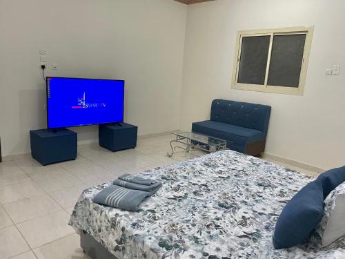 Al-Salam的住宿－ستوديو كبير غرفة و حمام بمكيف غسالة تلفاز واي فاي，一间卧室配有一张床和一台平面电视