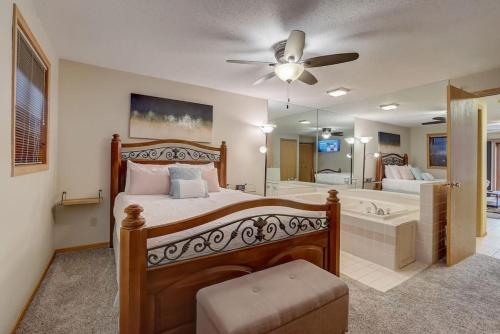 1 dormitorio con cama y bañera en Stephs Waterfront Retreat Sunset Cove 303 en Wisconsin Dells