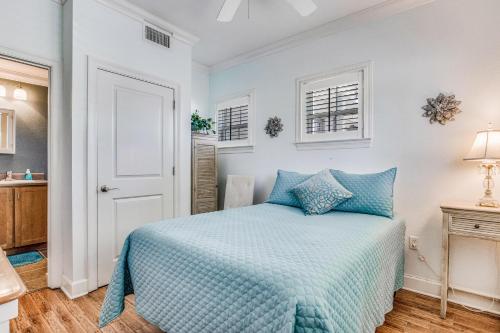 - une chambre avec un lit et une couette bleue dans l'établissement Downtown Dollhouse, à Pensacola