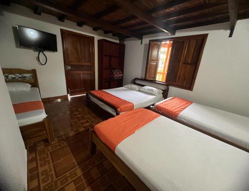 Ліжко або ліжка в номері Villa Alejandra Del Quindio