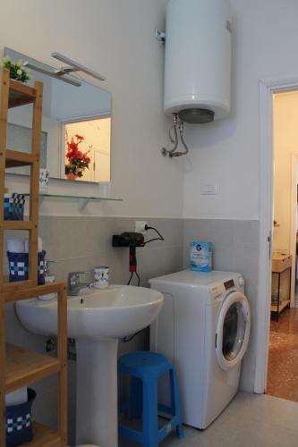 łazienka z umywalką i pralką w obiekcie Holiday Relax w mieście La Spezia