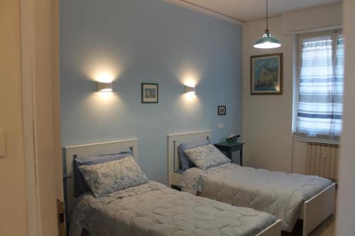 sypialnia z 2 łóżkami, oknem i światłami w obiekcie Holiday Relax w mieście La Spezia