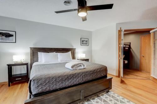 um quarto com uma cama e uma ventoinha de tecto em Family Dreams - Lakefront, 2-bedroom, multi-level condo, Winter Vacation em Wisconsin Dells