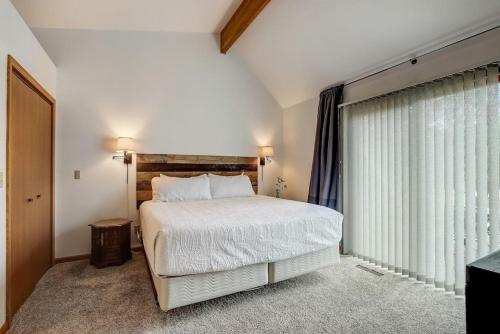 une chambre avec un lit et une grande fenêtre dans l'établissement Grace Jo Vacation Home at Tamarack Highland 5, à Wisconsin Dells