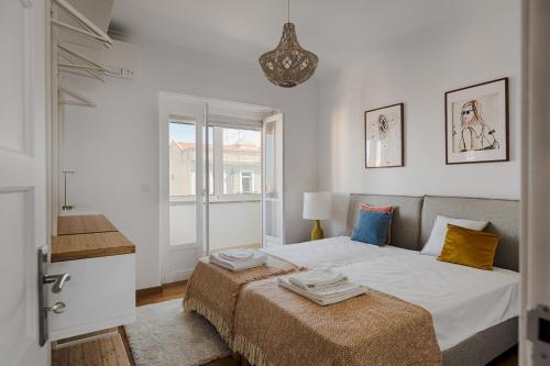 um quarto com uma cama e uma janela em Master Deco Gem in Graça em Lisboa