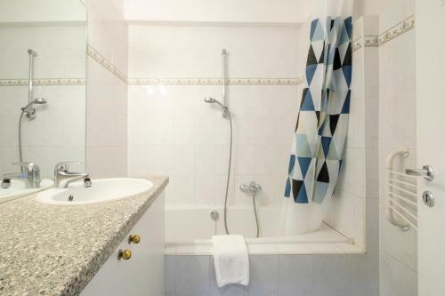 y baño con lavabo y ducha. en 2 bedrooms apartment Wolewe-Saint-Lambert (Diamant), en Bruselas