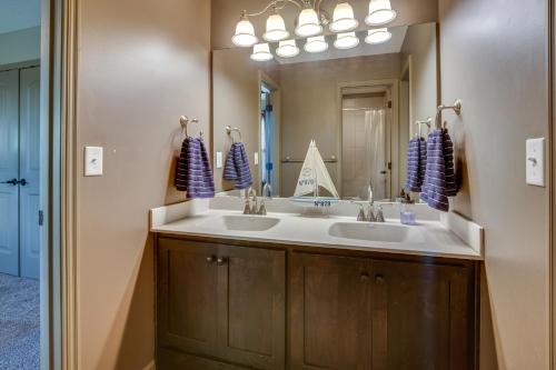 baño con 2 lavabos y espejo grande en Luxe Missouri Getaway with Hot Tub and Fire Pit!, en Oak Grove