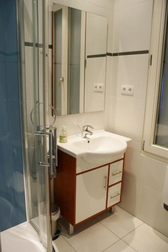 une salle de bain avec un lavabo et une douche dans l'établissement Location 