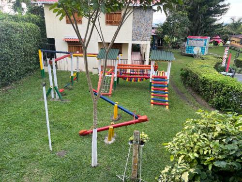 Kawasan permainan kanak-kanak di Villa Alejandra Del Quindio