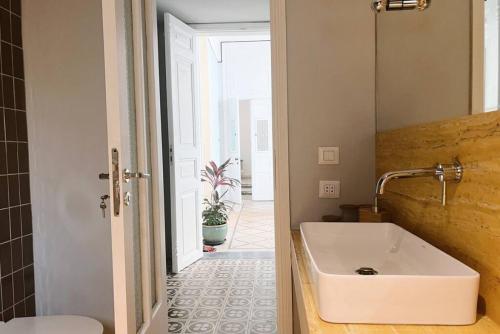 貝魯特的住宿－Charming Heritage 2 BR In Mar Mikhael，客房内的白色盥洗盆浴室