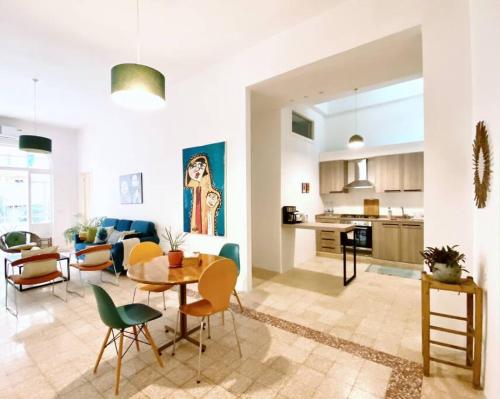 een woonkamer en keuken met een tafel en stoelen bij Garden View Apt 4BR Beirut in Beiroet