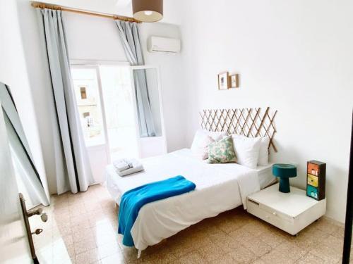 een slaapkamer met een groot bed en een raam bij Garden View Apt 4BR Beirut in Beiroet