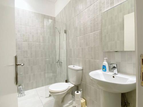 een badkamer met een toilet en een wastafel bij Garden View Apt 4BR Beirut in Beiroet