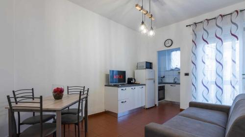 uma sala de estar com uma mesa e uma cozinha em Lingotto Inalpi Arena Luminoso Appartamento em Turim