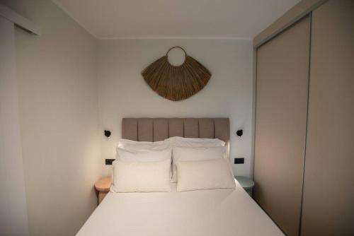 a bedroom with a bed with white sheets and pillows at YOLO Resort- Giardino in Alykes