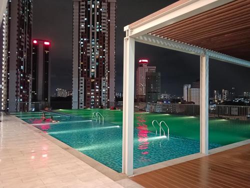 uma piscina com um horizonte urbano ao fundo em Chambers PWTC By GrandRoyal em Kuala Lumpur