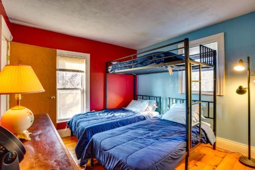 deux lits dans une chambre aux murs rouges et bleus dans l'établissement Altmar Vacation Rental about 4 Mi to Salmon River!, à Altmar