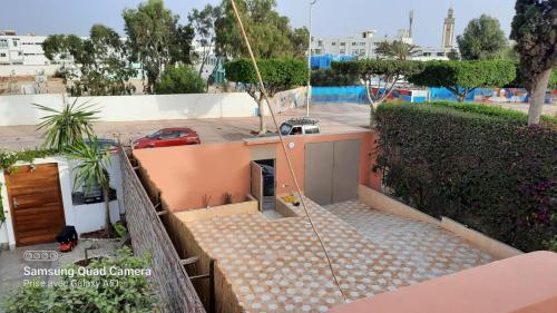 villa agadir في أغادير: اطلالة على منزل مع فناء