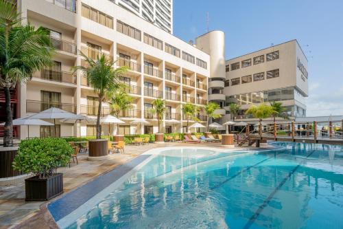 una piscina al aire libre frente a un edificio en Mareiro Hotel, en Fortaleza
