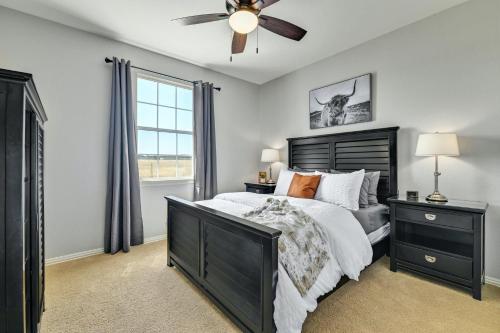 um quarto com uma cama e uma ventoinha de tecto em Oak Hollow em Liberty Hill
