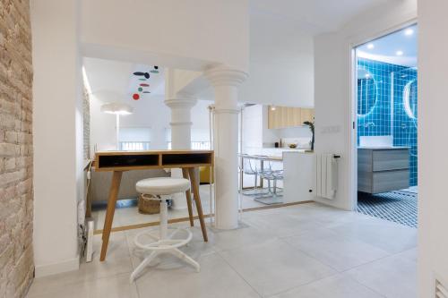 Una cocina y un comedor con un escritorio y una mesa. en Stylish Apartment near Plaça España, en Barcelona