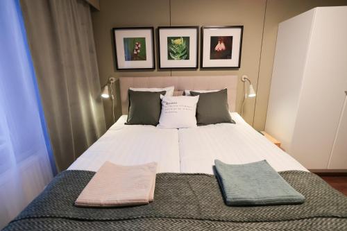 - une chambre avec un lit blanc et 2 oreillers dans l'établissement Hostel Saana, à Kilpisjärvi