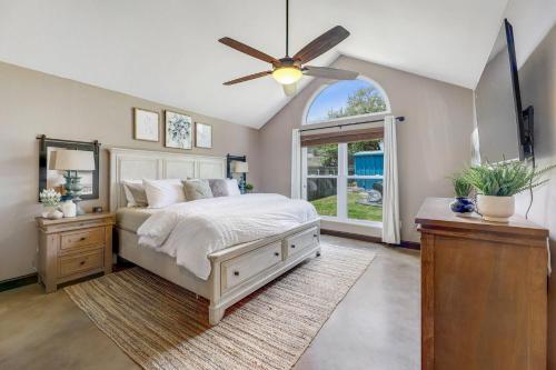 - une chambre avec un lit et un ventilateur de plafond dans l'établissement Crested Oak, à Cedar Park
